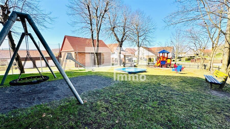 Großer Dreiseithof mit 2 bis 3 Wohneinheiten, 3 Nebengebäuden + großem Grundstück - Öffentlicher Spielplatz vor der Tür